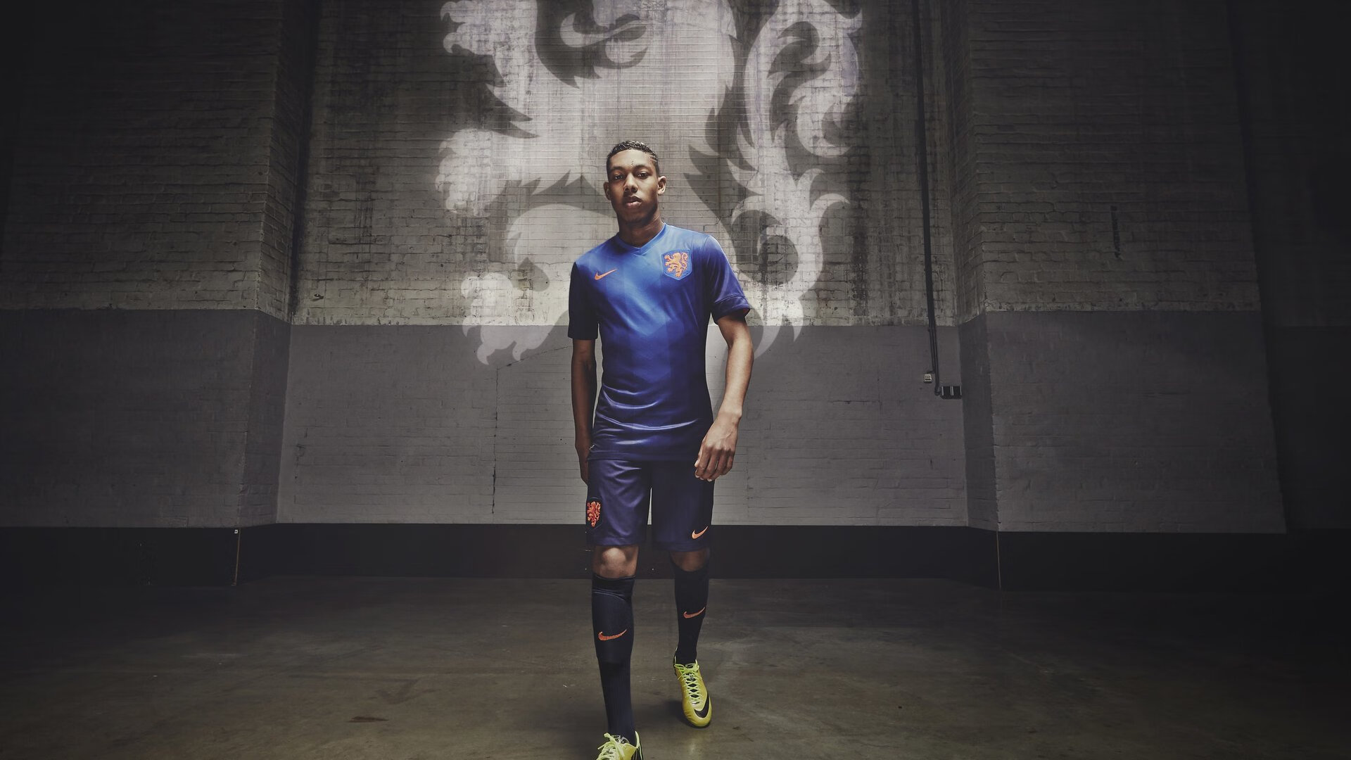 足球赛场比赛策略调整频繁,足球比赛对场地有什么规定